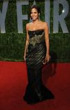 th_14382_Celebutopia-Halle_Berry_arrives_at_the_2009_Vanity_Fair_Oscar_party-40_122_193lo.JPG