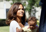 th_42697_A_Day_At_The_Park_With_Halle_Berry_0_Baby_24_122_2lo.jpg