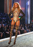th_08898_fashiongallery_VSShow08_Show-284_122_567lo.jpg