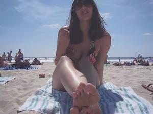 Friends-feet-Eva-Beach--d6g4j07djl.jpg