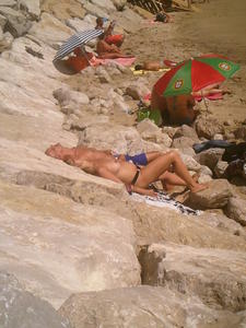 donna-sulla-spiaggia-facendo-topless-2013-t3e7igvemp.jpg