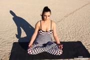 Aria Giovanni Checkered Yoga 2 -d13i5p06r0.jpg