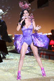 http://img176.imagevenue.com/loc574/th_58317_1110_katy_perry_victorias_secret_16_123_574lo.jpg
