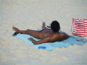 Beach bikini shots of spying girls on the beach-k3gvcaefeg.jpg